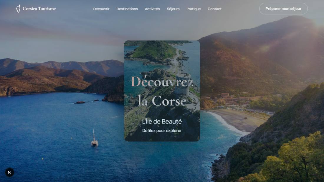 Page d'accueil de Corsica Tourisme : vue aérienne du littoral et entrée vers les destinations de l'île.